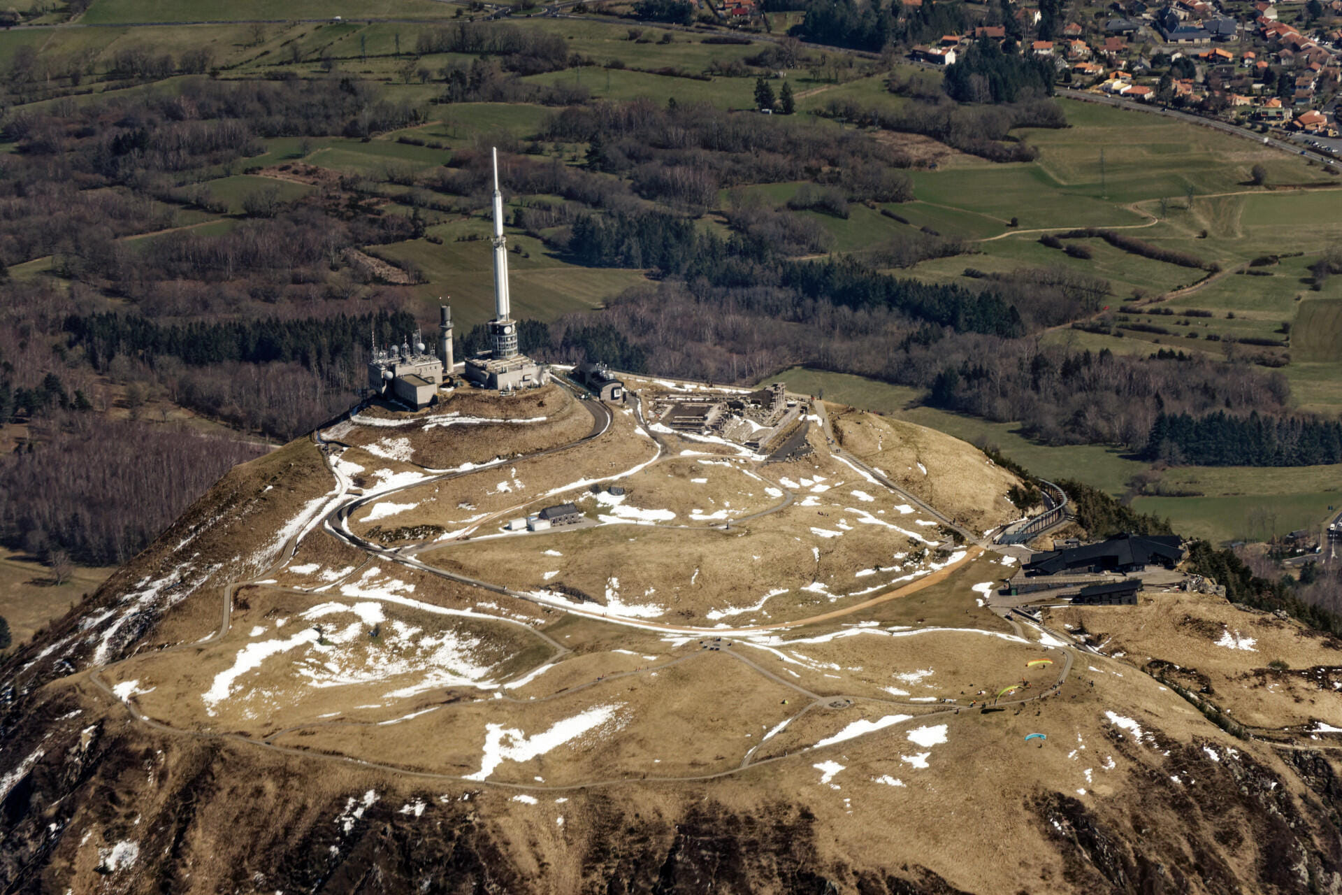 le Puy de Dôme à la fin de l'hiver et observatoire météo