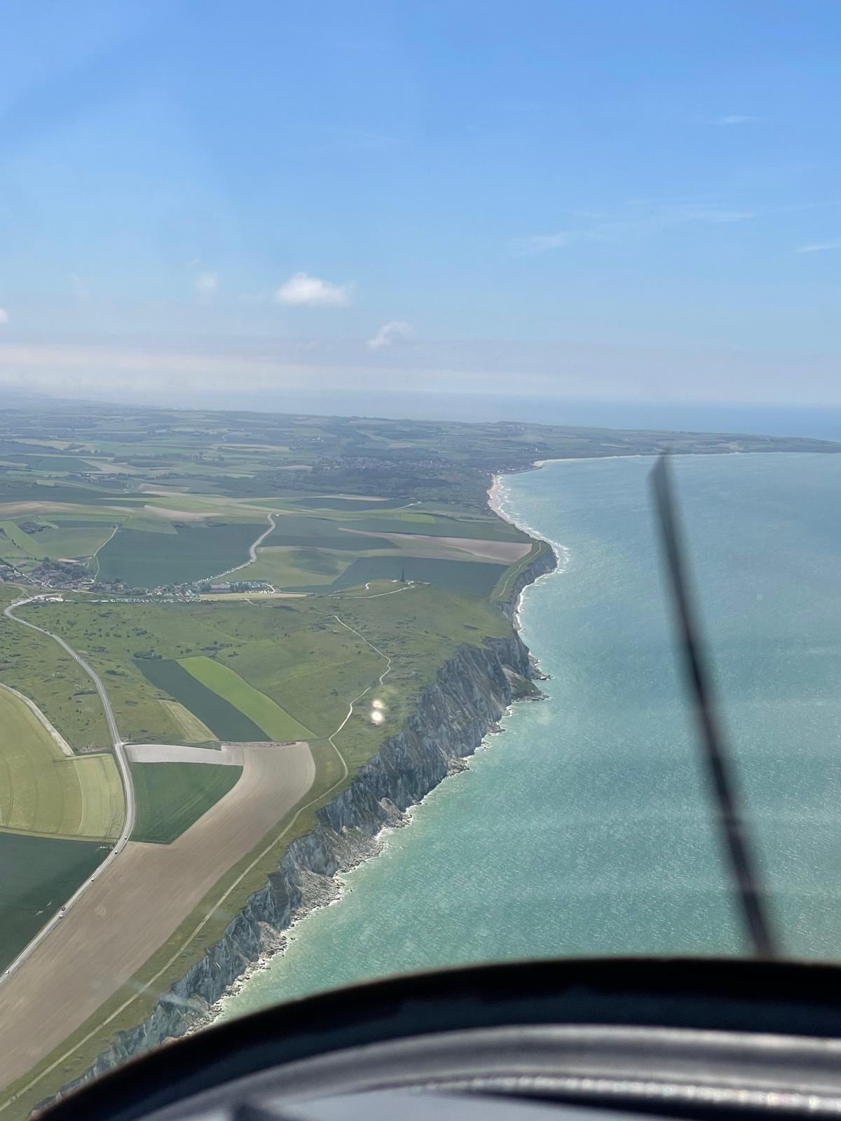 Les 2 caps gris et blanc nez avec escale aeroport de  calais