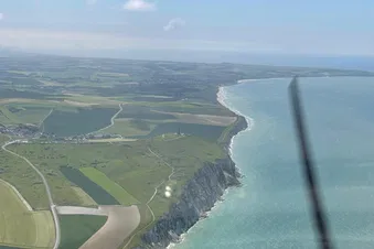 Les 2 caps gris et blanc nez avec escale aeroport de calais