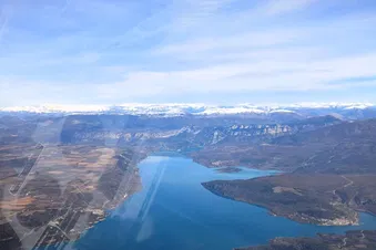 Lac de Sainte Croix avec les Alpes en toile de fond