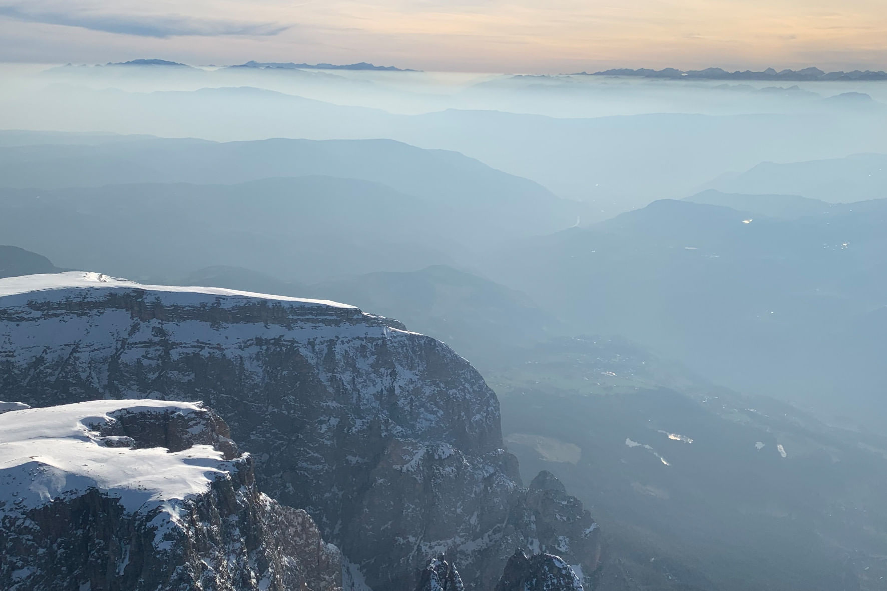 Rundflug über den Dolomiten