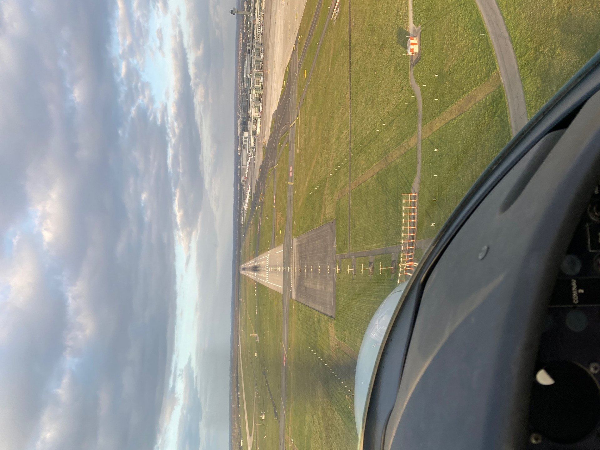Rundflug über Düsseldorfer Flughafen, Altstadt und Rheinturm