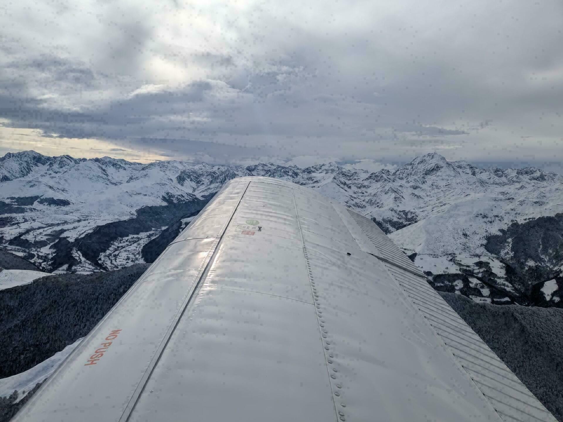 Vue sur la vallée de bagnères-de-bigorre avec le pic du midi de bigorre en fond
