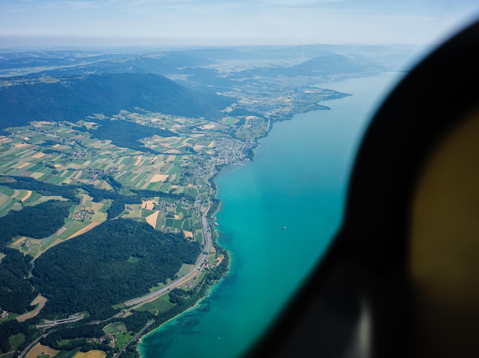Le lac de Neuchâtel & le Creux du Van vus du ciel