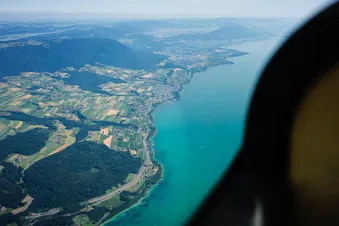 Le lac de Neuchâtel & le Creux du Van vus du ciel