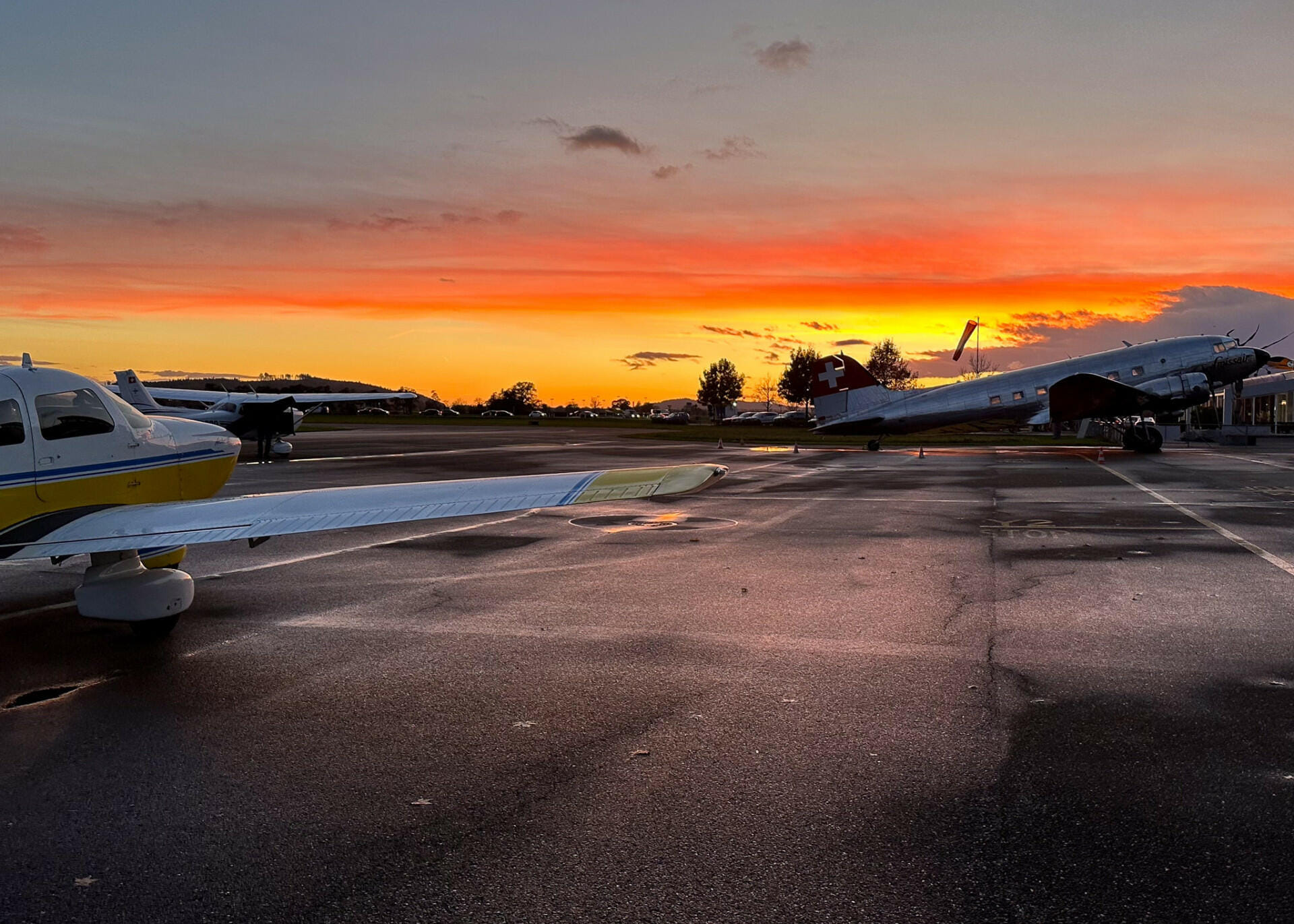 Alles fängt mit einem traumhaften Sonnenuntergang am Flugplatz an.