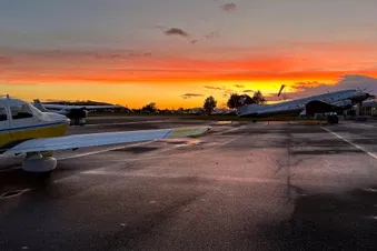 Alles fängt mit einem traumhaften Sonnenuntergang am Flugplatz an.