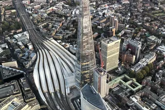 Flight accross London along the heli route