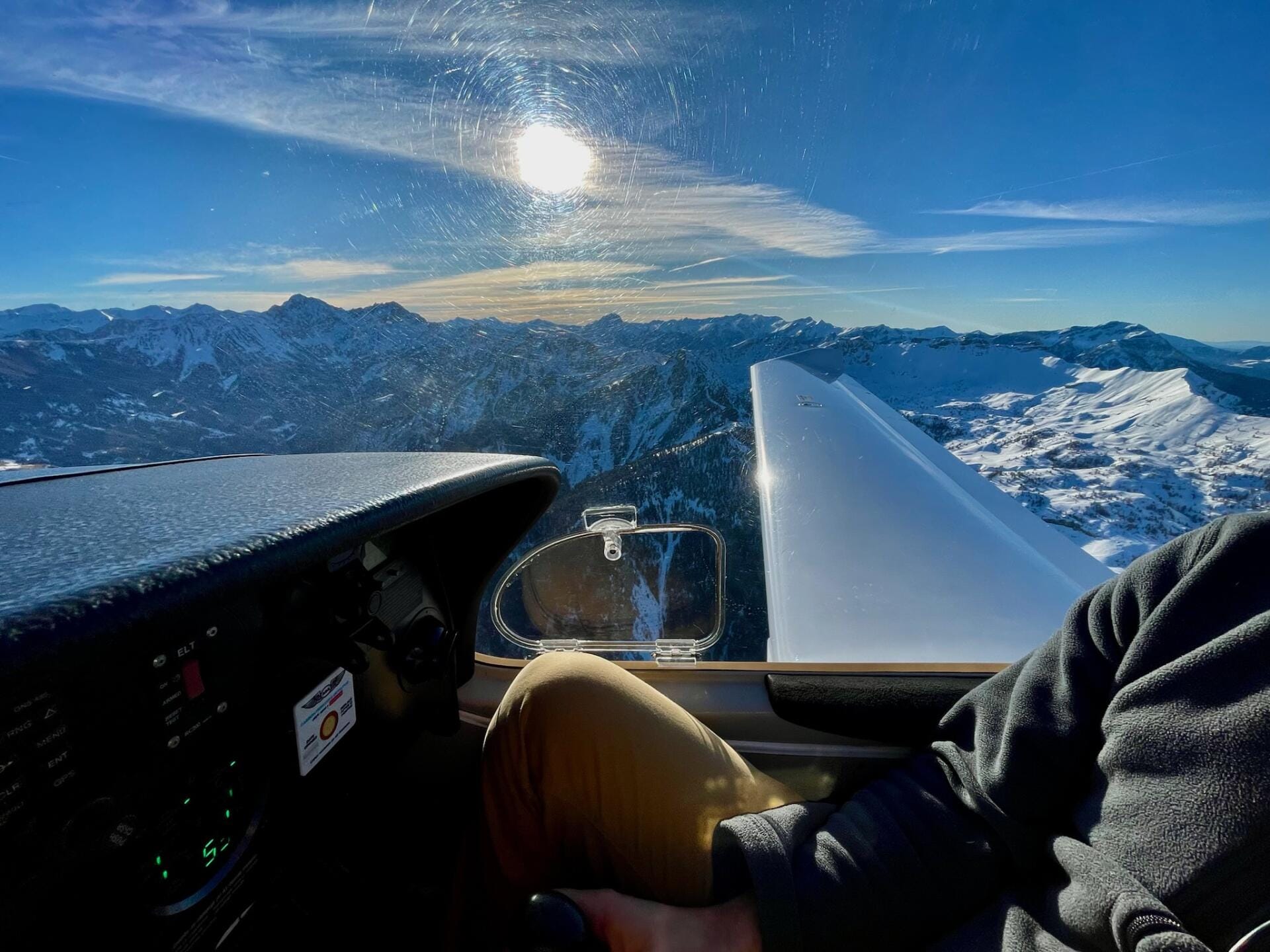 Les massifs alpin enneigés autour du Lac