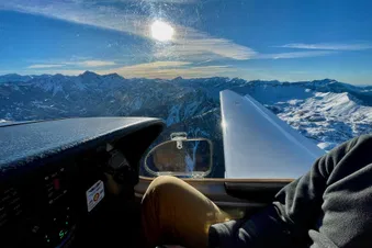 Les massifs alpin enneigés autour du Lac