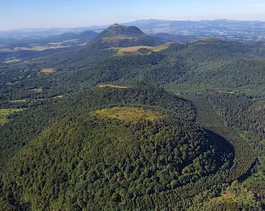 Vol privé au-dessus du Puy de Dôme : Vichy, Vulcania, Pariou, Saint-Yorre