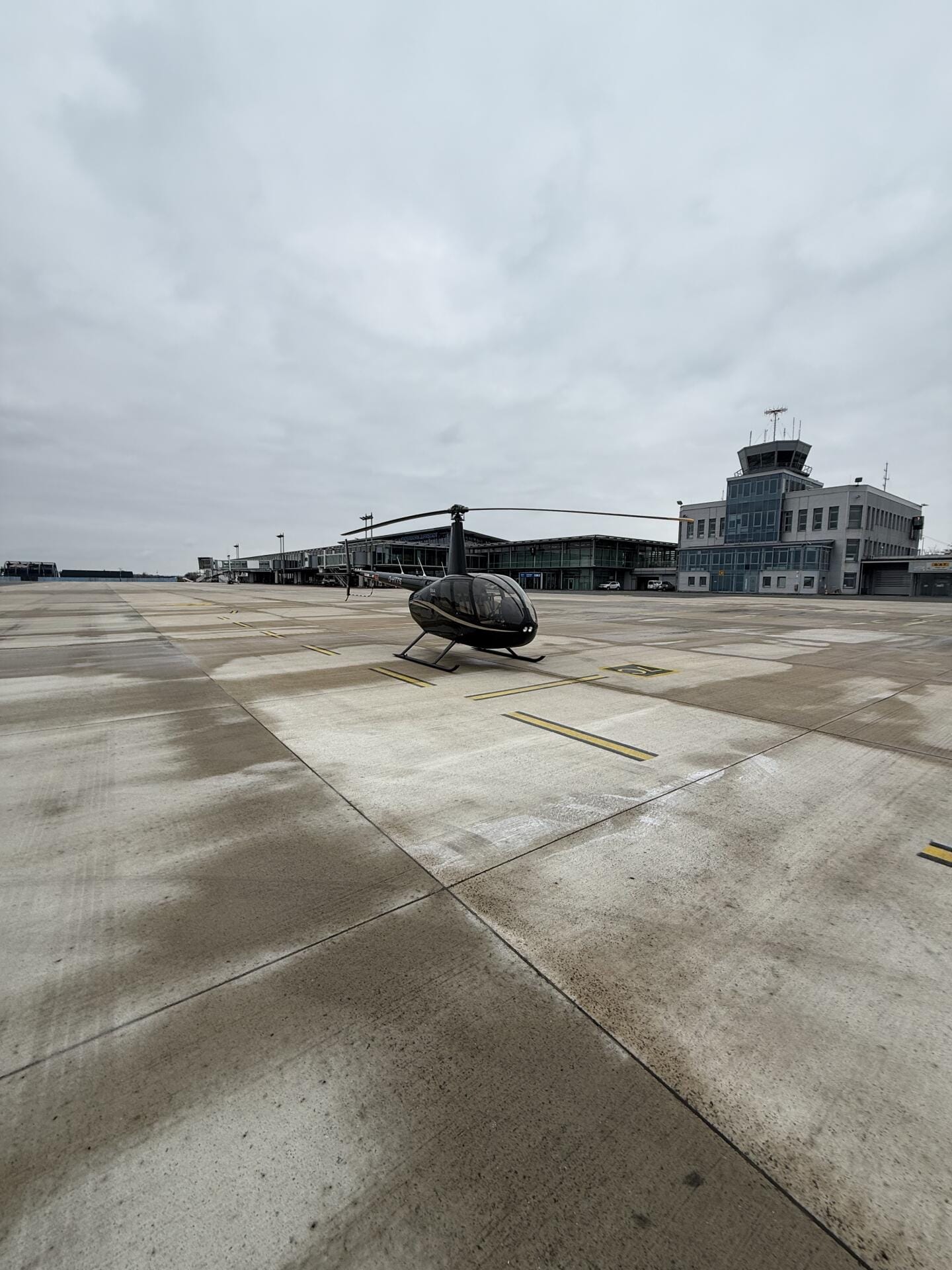 Robinson R44 auf einem internationalen Flughafen