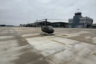Robinson R44 auf einem internationalen Flughafen