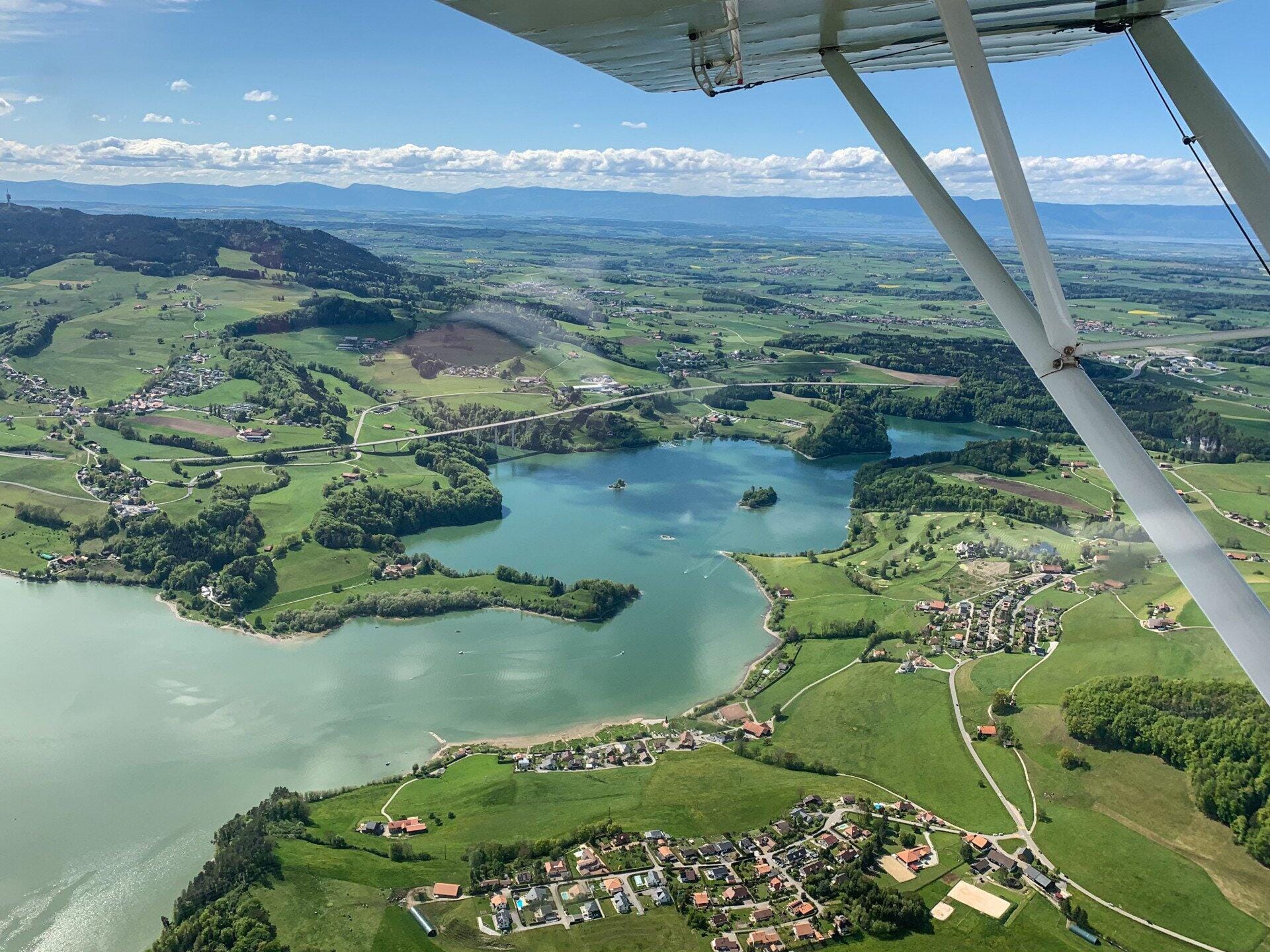 La splendeur des Alpes bernoises depuis Gruyères en avion