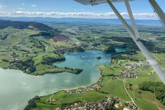 La splendeur des Alpes bernoises depuis Gruyères en avion