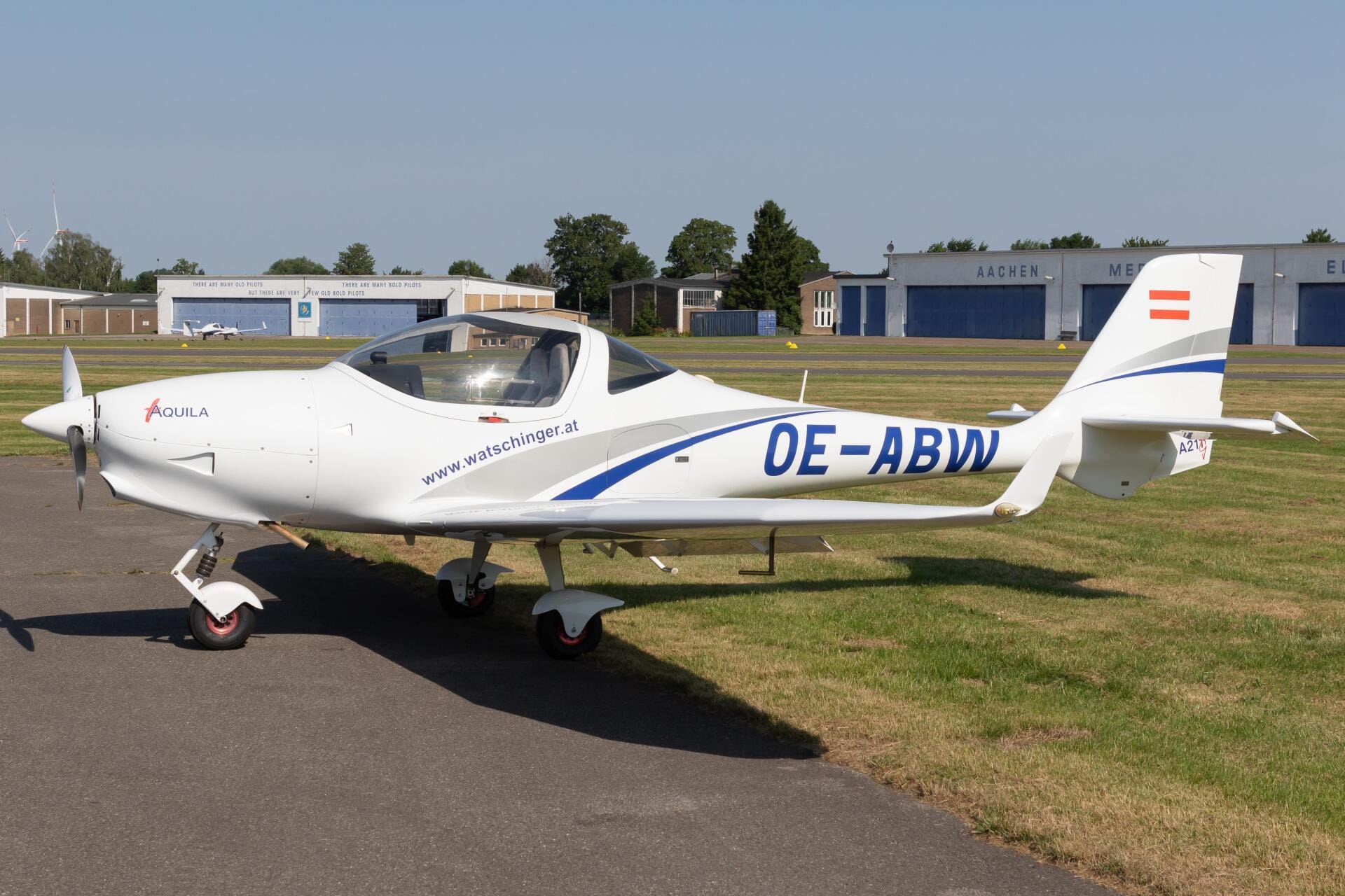 Aquila A211