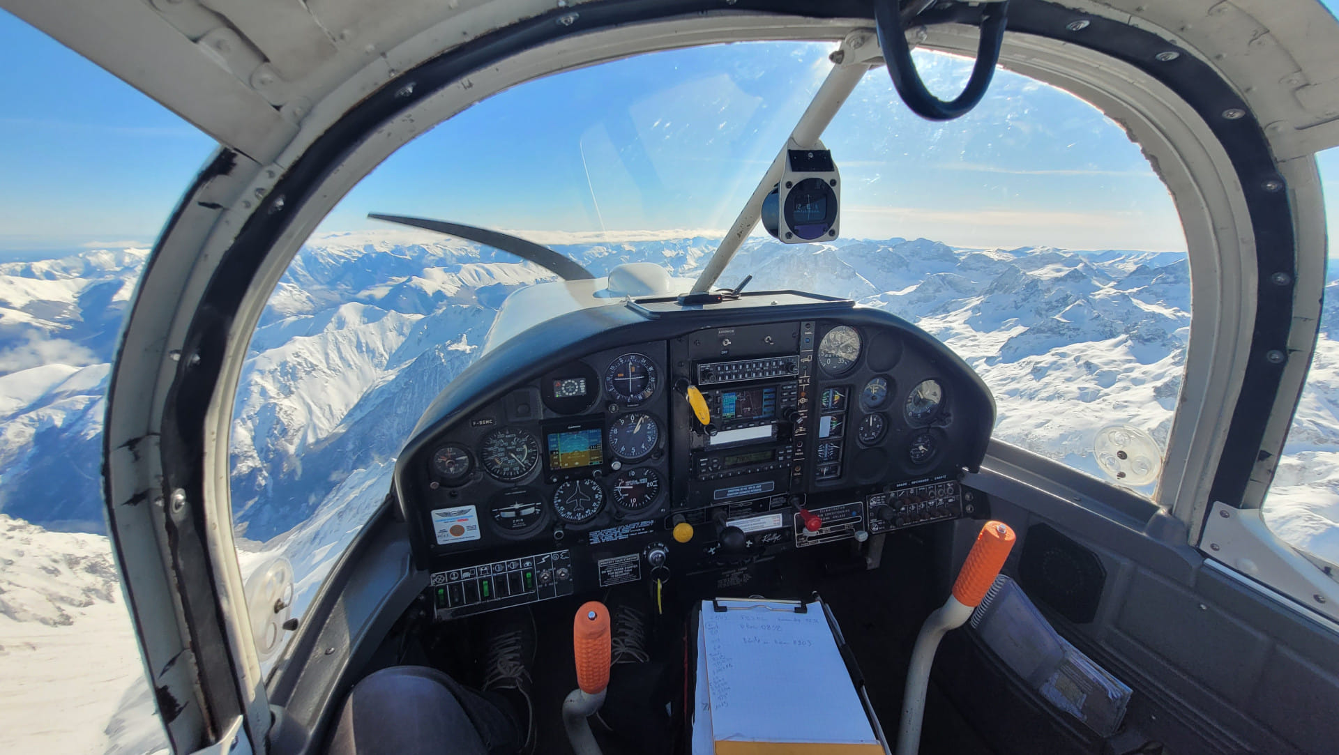 Vue du cockpit du Rallye
