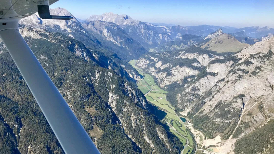 Panoramaflug über Salzburg: Altstadt, Hohensalzburg, Salzkammergut und Alpen