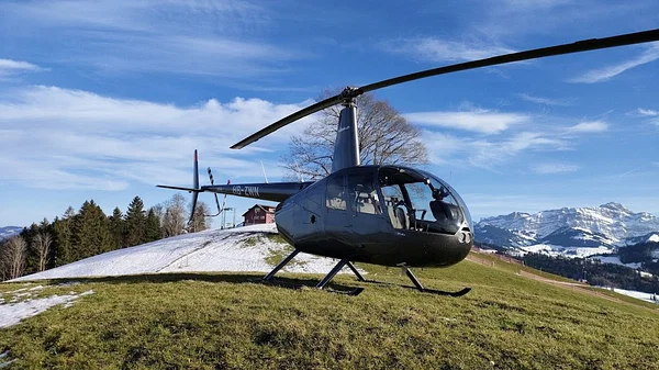Robinson R44 vor dem Alpstein