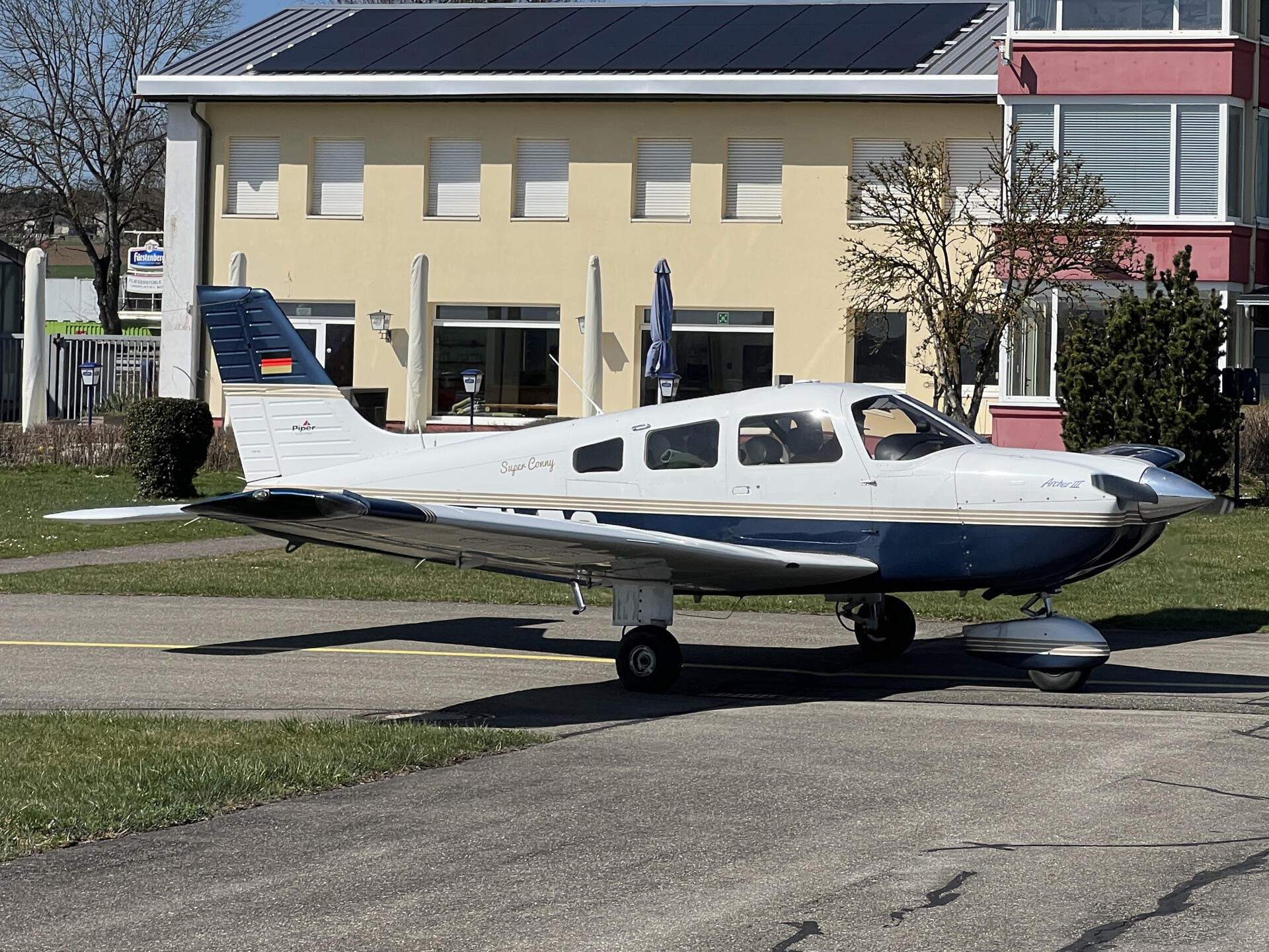 Die "ZC" ist eine Piper 28 Archer III mit 180 PS. Sie ist im Jahr 2002 gebaut und ist damit unsere jüngste Piper. Sie ist ein einem sehr guten Wartungszustand mit ansprechendem Innenraum, neuen Sitzen und einer modernen Avionikausstattung.
