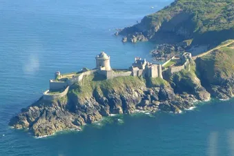 De St Brieuc au Mt St Michel: La côte d'Emeraude vue du ciel