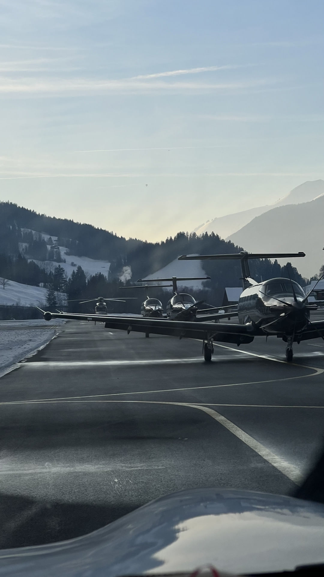 3 Pilatus PC12 sur le tarmac à Gstaad