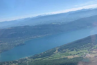 Lac Annecy avec les Alpes