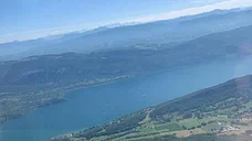 Lac Annecy avec les Alpes