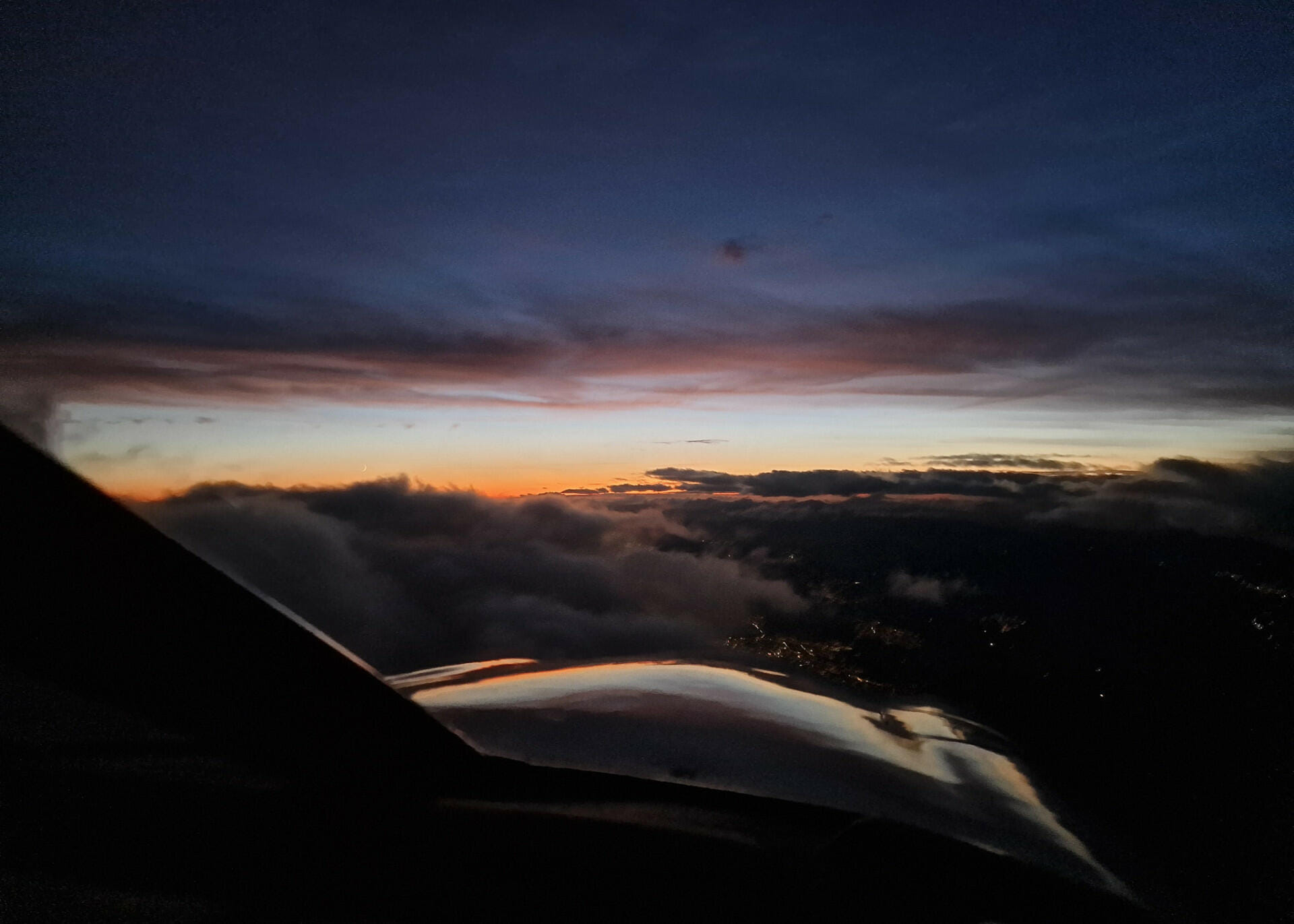 Man fliegt wörtlich in die Nacht hinein.