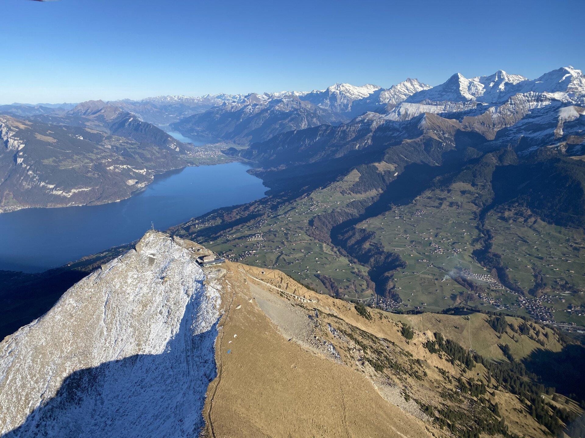 La splendeur des Alpes bernoises depuis Gruyères en avion
