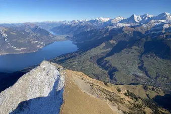La splendeur des Alpes bernoises depuis Gruyères en avion