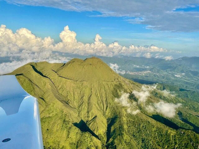 Survol du nord de l'île et de la Montagne Pelée