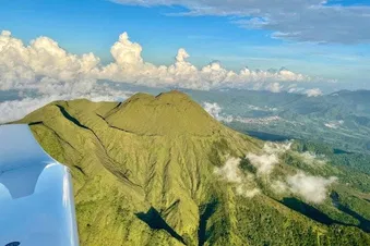 Survol du nord de l'île et de la Montagne Pelée