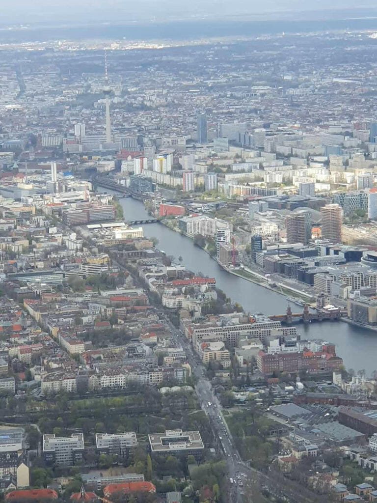 Rundflug über Berlin und Brandenburg: Brandenburger Tor, Fernsehturm und Seenlandschaft aus der Luft