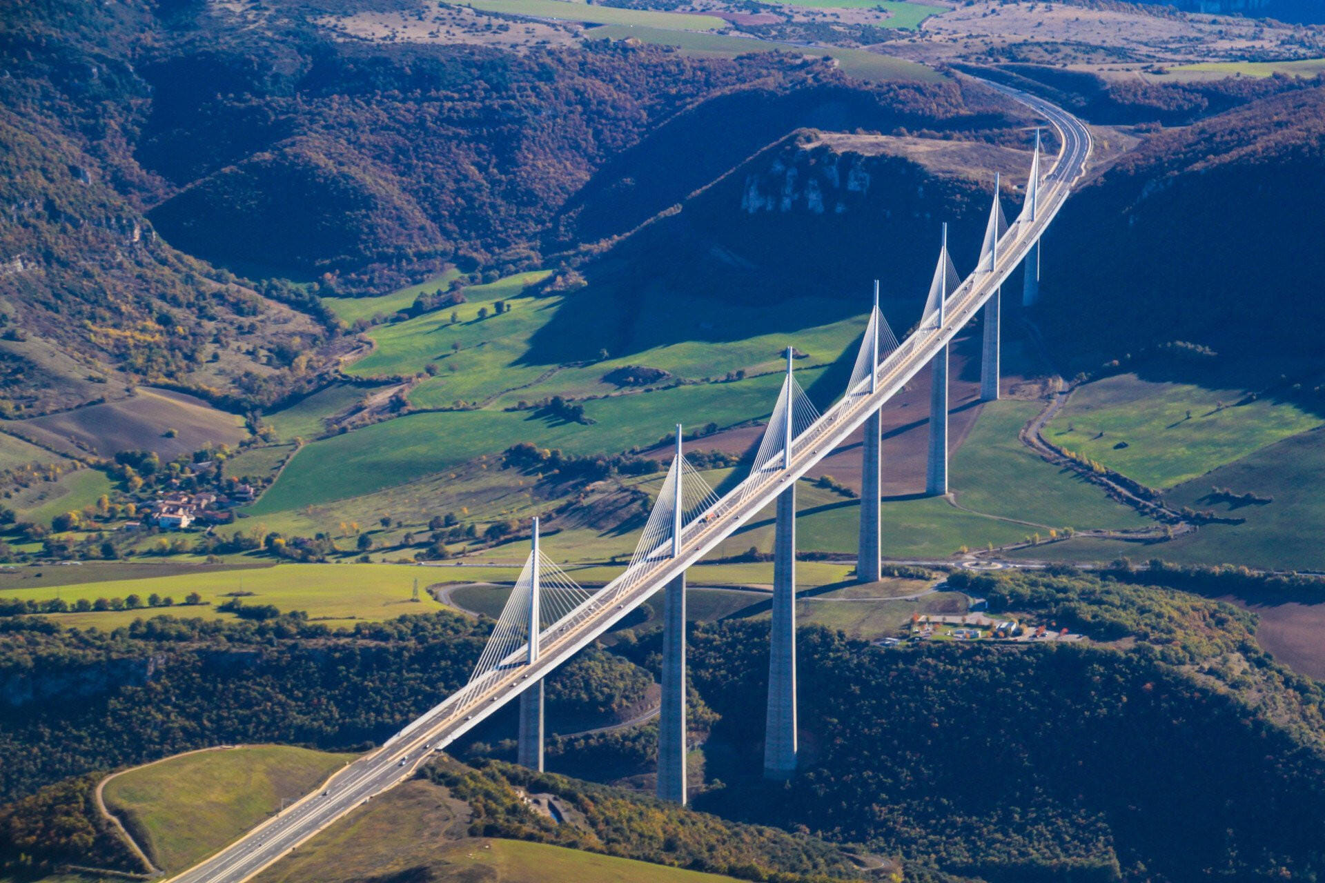 Balade aérienne sur le viaduc de Millau - France