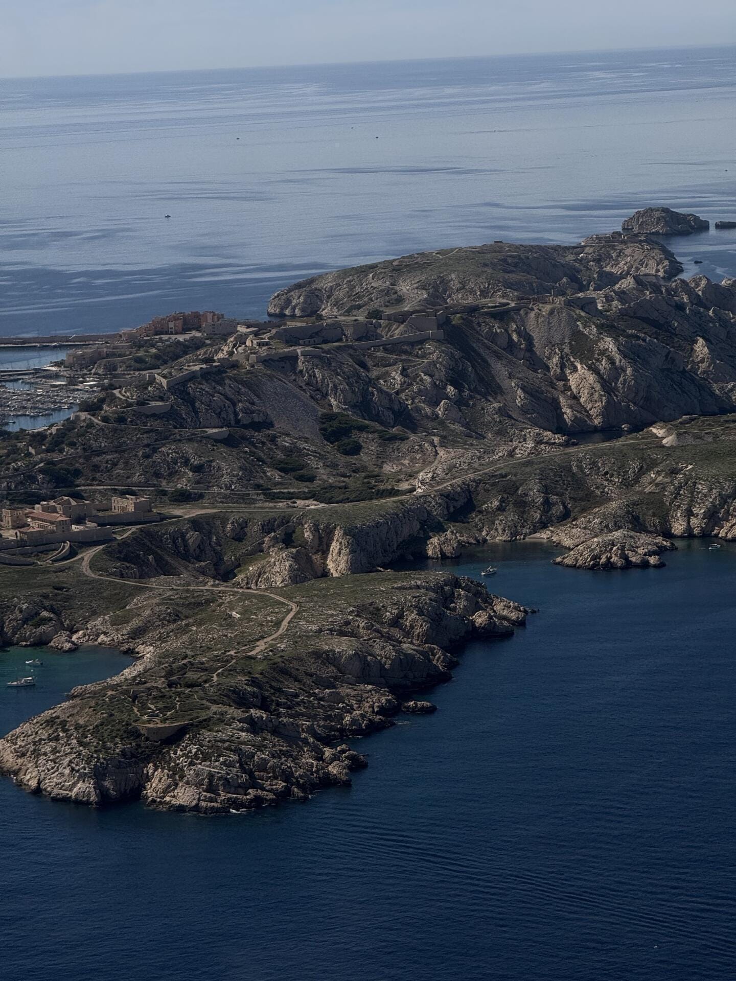 🌅 Évasion au-dessus des calanques de Marseille