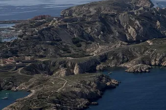 🌅 Évasion au-dessus des calanques de Marseille