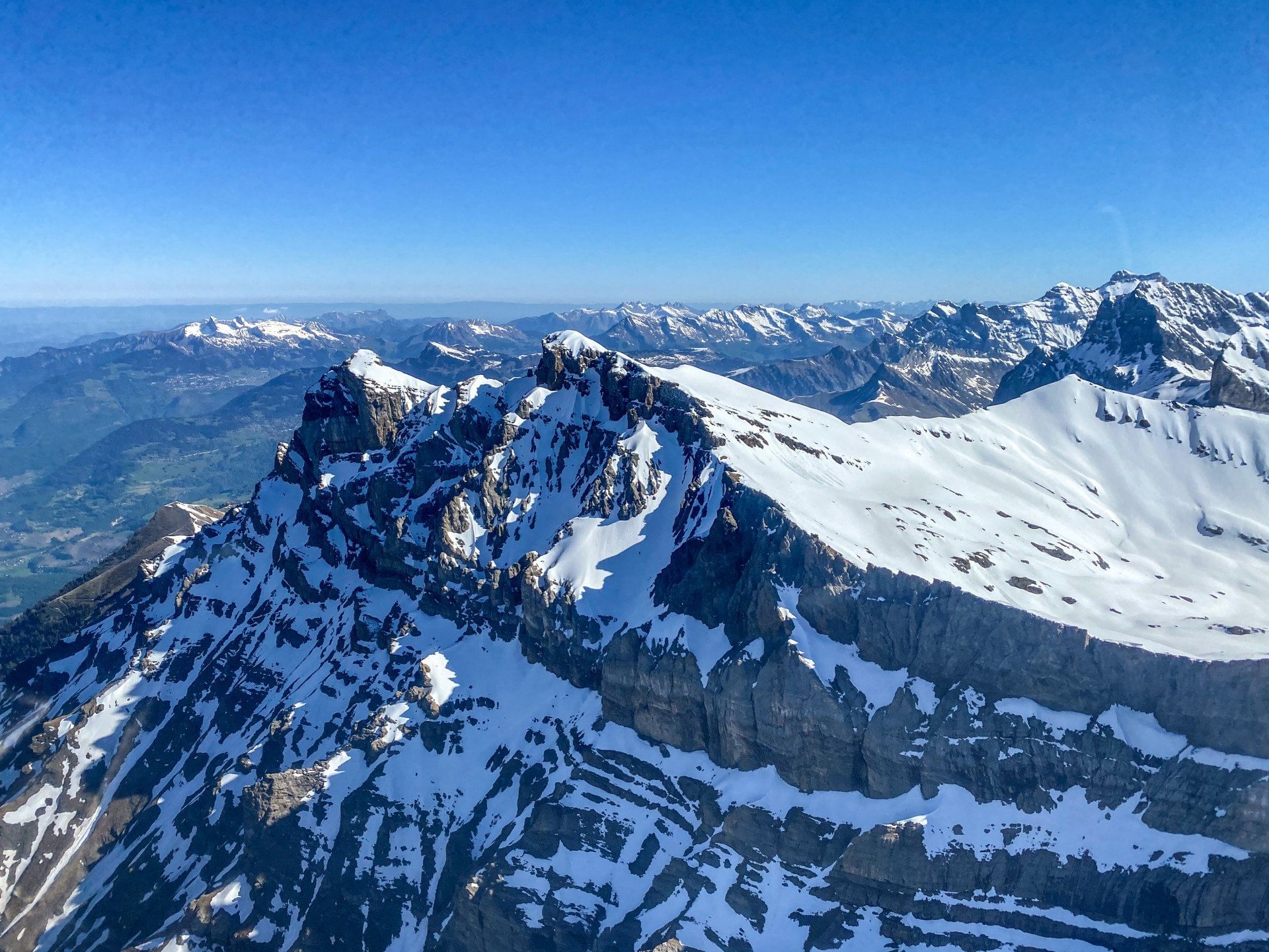 Des cols mythiques aux glaciers de renom en avion