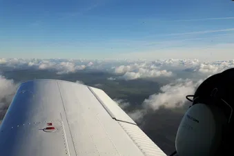 Überlandflug tiefgehende Wolken