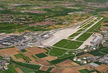 Verkehrsflughafen Stuttgart aus der Luft
