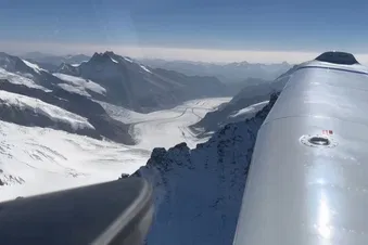 Survol des Alpes Bernoises avec pause café à La Gruyère