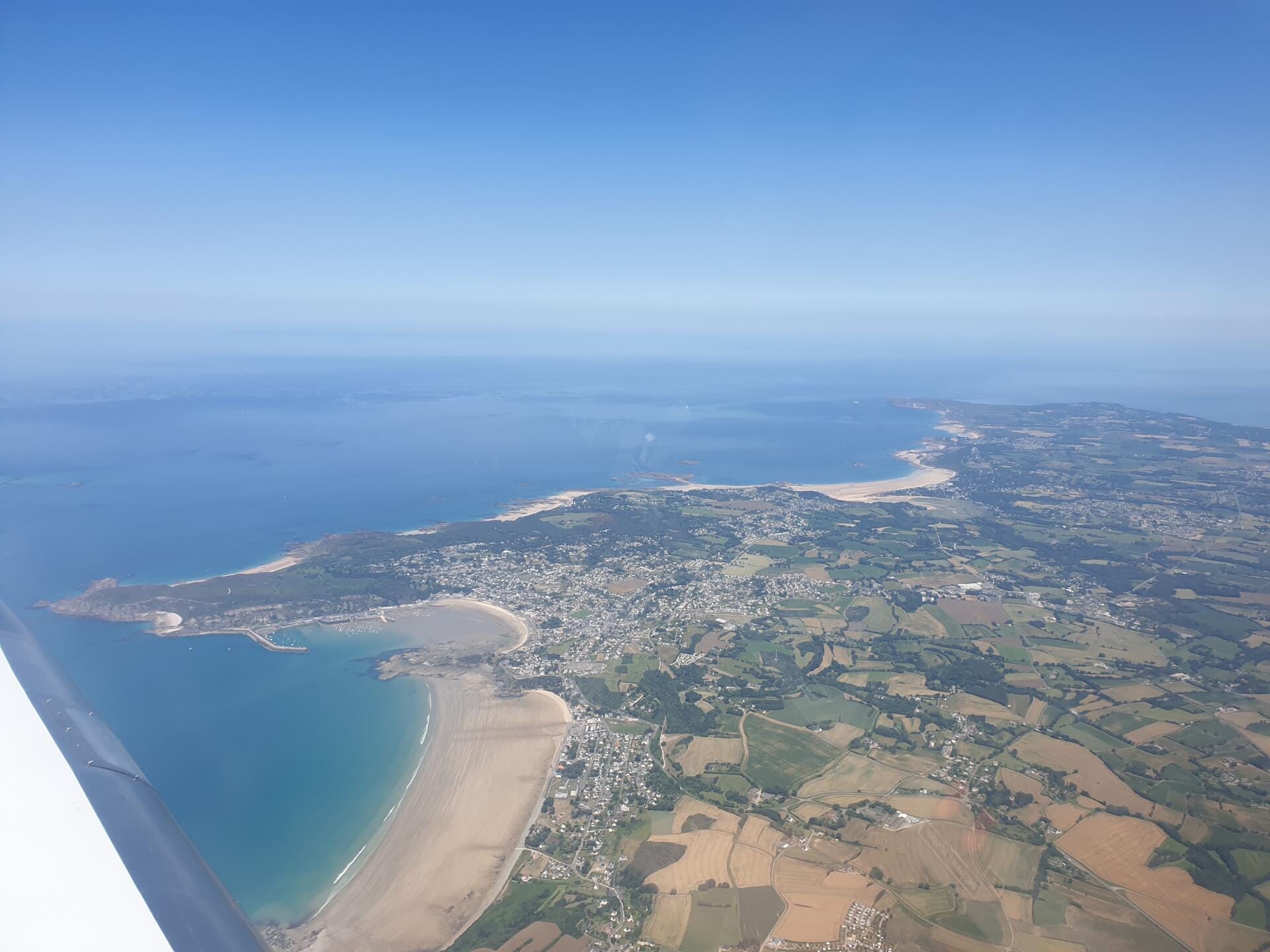 De St Brieuc au Mt St Michel: La côte d'Emeraude vue du ciel