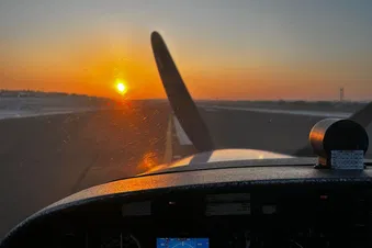 Sonnenuntergang auf der Startbahn