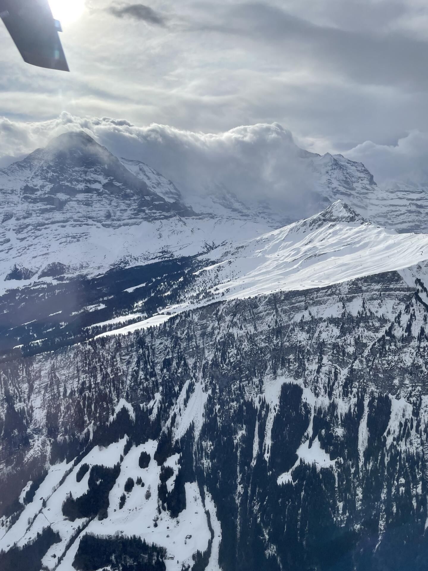 Auch Wolken können eine wunderschöne Stimmung hervorrufen - Eiger neben den Wolkenüberströmten Mönch und Jungfrau, verursacht durch eine Südföhn-Lage.