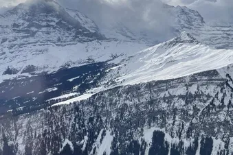 Auch Wolken können eine wunderschöne Stimmung hervorrufen - Eiger neben den Wolkenüberströmten Mönch und Jungfrau, verursacht durch eine Südföhn-Lage.