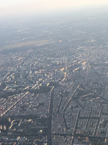 (Aus-)Flug nach Berlin o.ä.