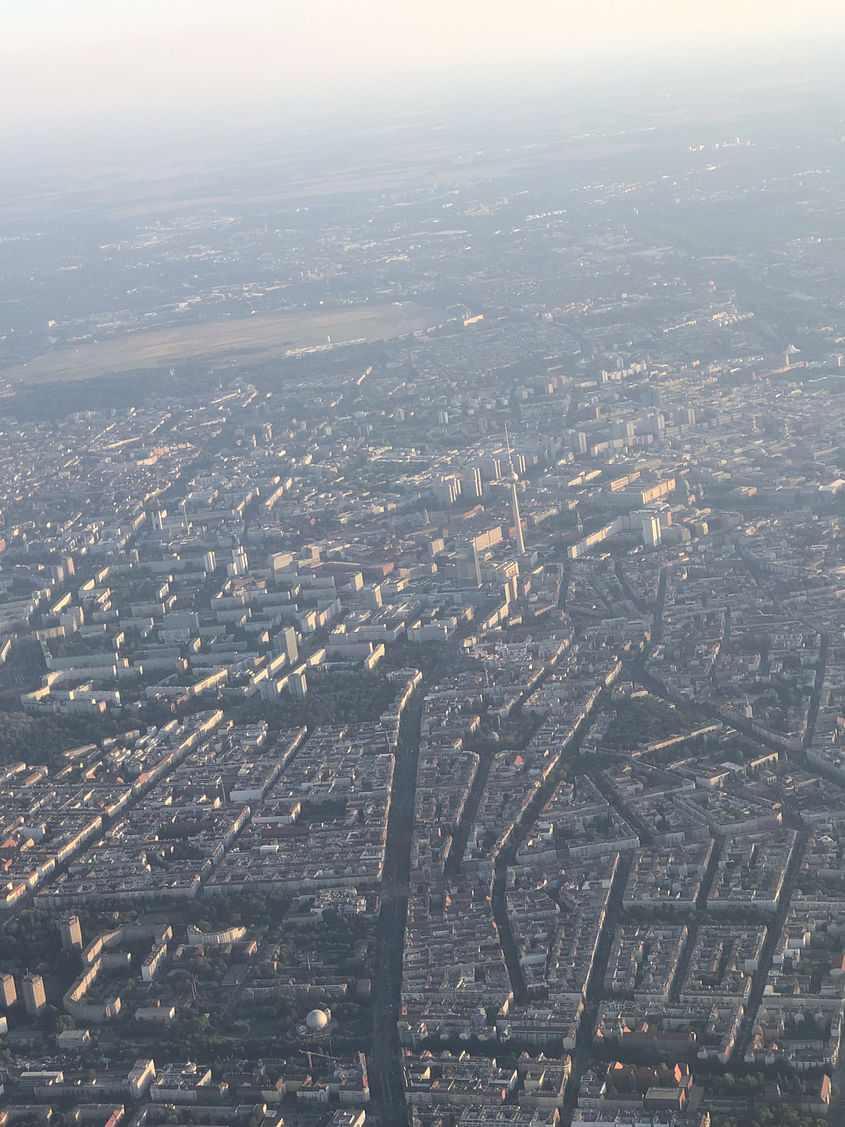 (Aus-)Flug nach Berlin o.ä.