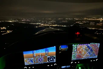La magie du vol de nuit entre lac Léman et Plateau suisse