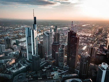 Rundflug über die Sykline und den Frankfurter Flughafen.