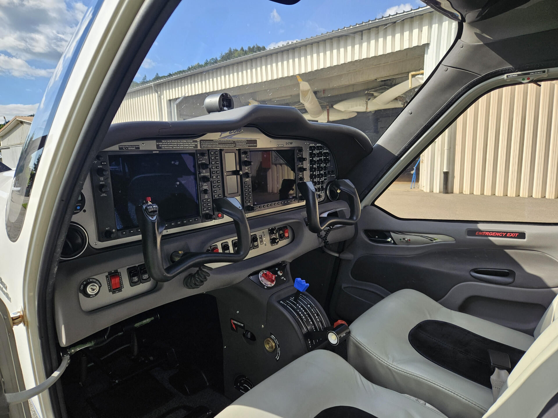 Garmin G1000 Avionic mit Autopilot